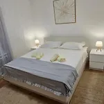 Deniza 4 Guests